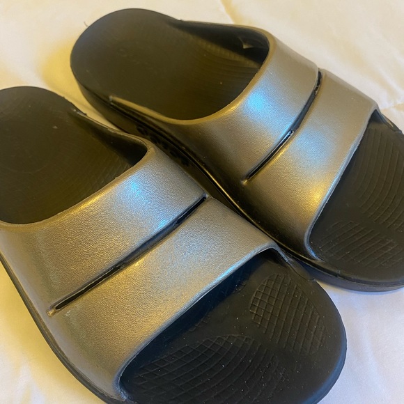 WORN ONCE - OOFOS OOahh Luxe Slide Sandal in Metallic Size Women’s 7 - Picture 5 of 5